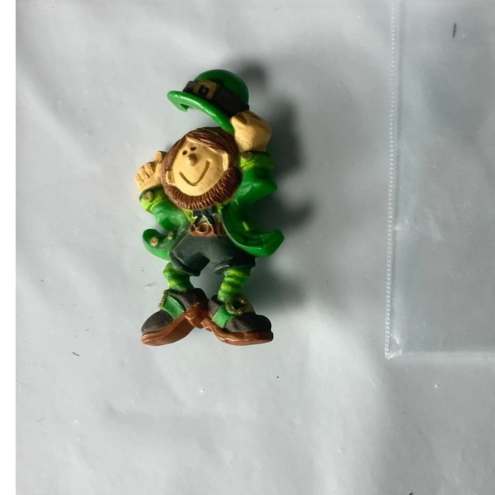 Vintage Leprechaun Figurine St Patricks‎ Day Irish Lucky Green Hat Magnet 2133